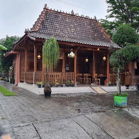 Super Oyo Collection O 90265 Cempoko Mulyo Homestay Syariah Tugu المظهر الخارجي الصورة