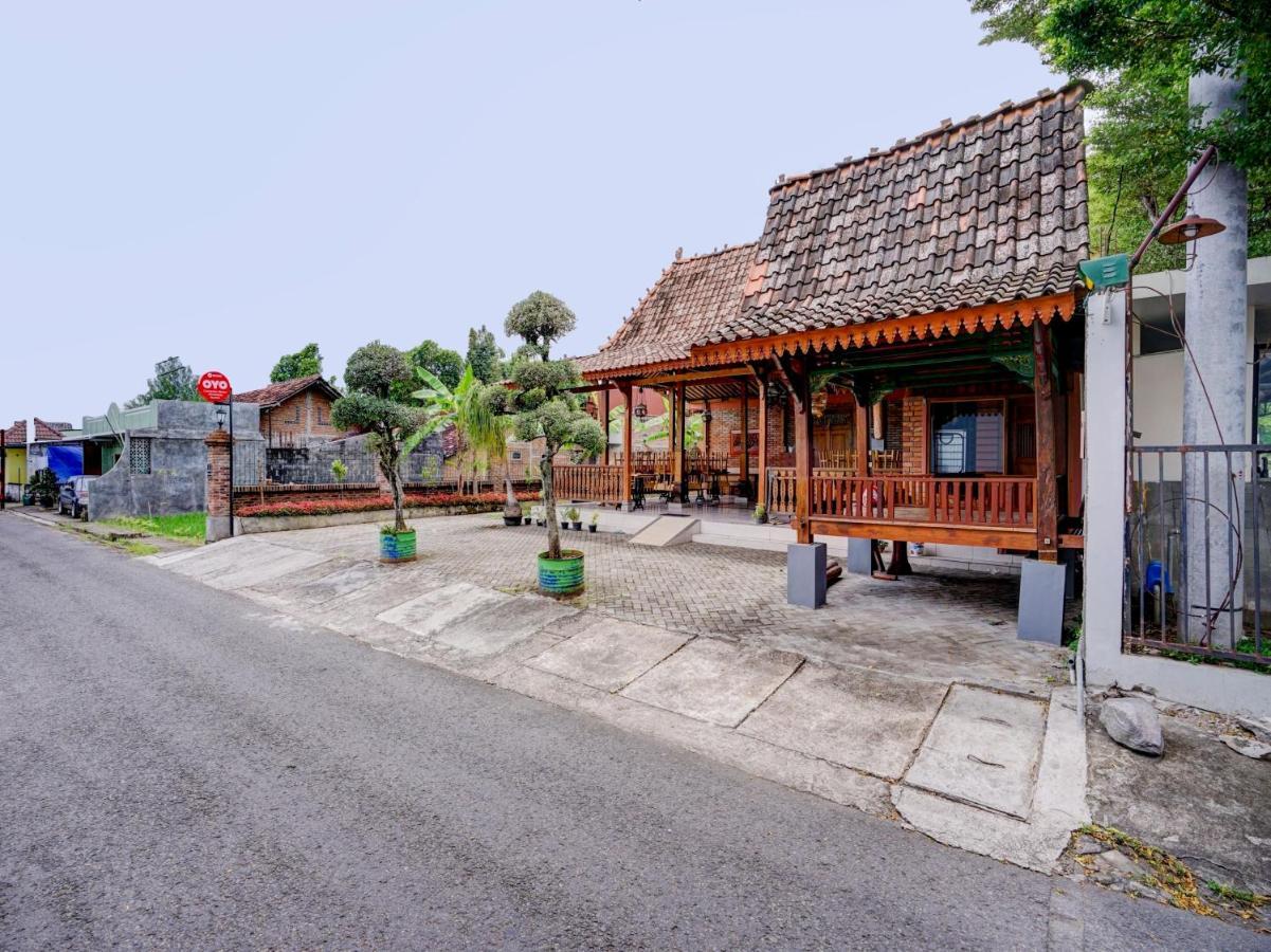Super Oyo Collection O 90265 Cempoko Mulyo Homestay Syariah Tugu المظهر الخارجي الصورة